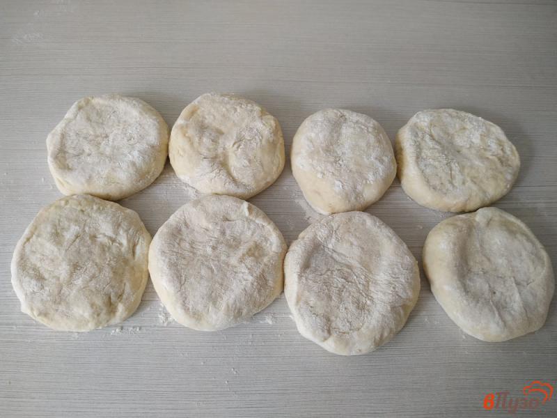 Фото приготовление рецепта: Пироги со сливами шаг №7