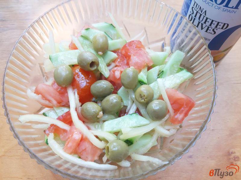 Фото приготовление рецепта: Салат из овощей с оливками шаг №8