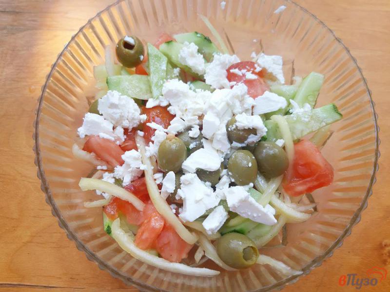 Фото приготовление рецепта: Салат из овощей с оливками шаг №9