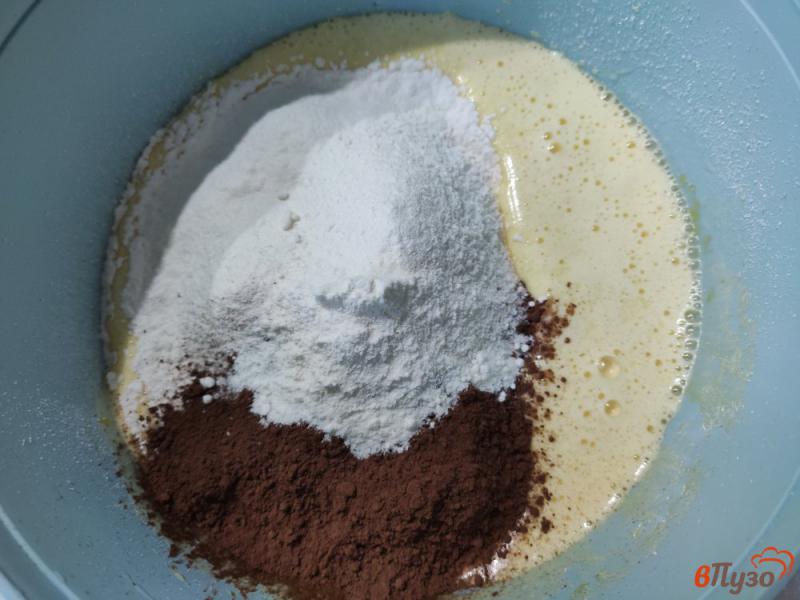 Фото приготовление рецепта: Шоколадный пирог с творожными шариками шаг №3