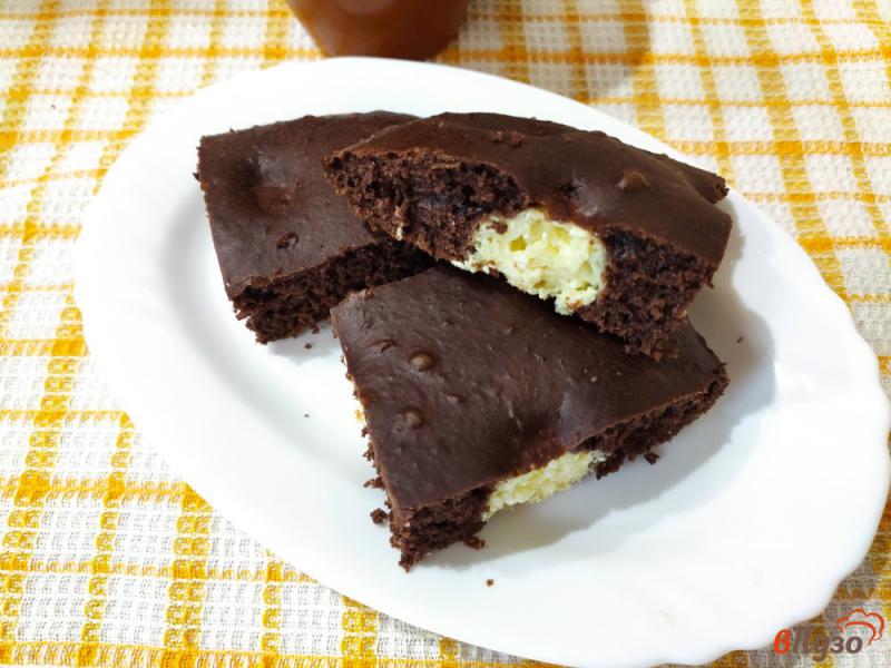 Фото приготовление рецепта: Шоколадный пирог с творожными шариками шаг №11