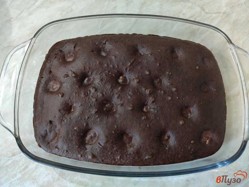 Фото приготовление рецепта: Шоколадный пирог с творожными шариками шаг №10