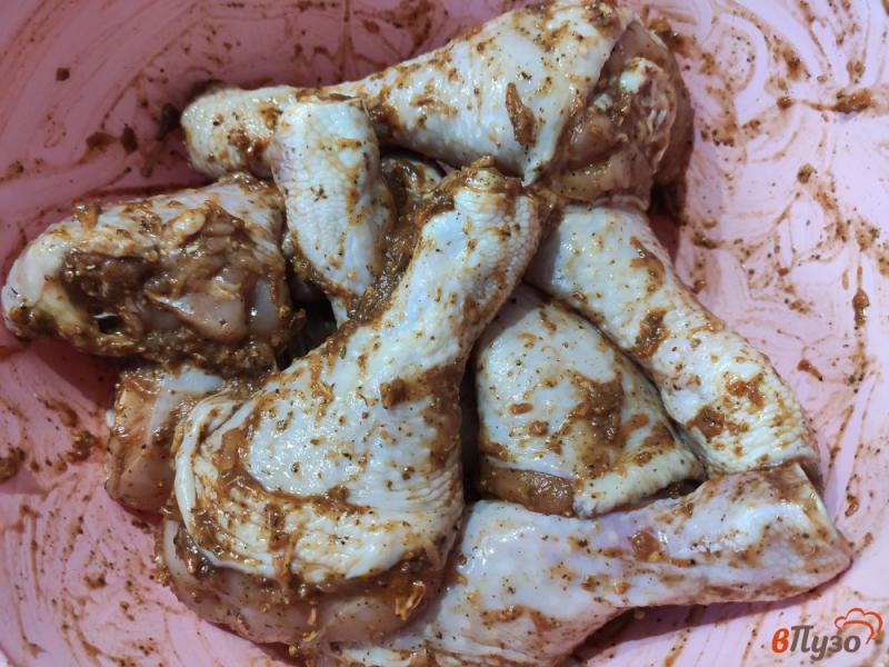 Фото приготовление рецепта: Куриные голени запечённые с кетчупом горчицей и чесноком шаг №3