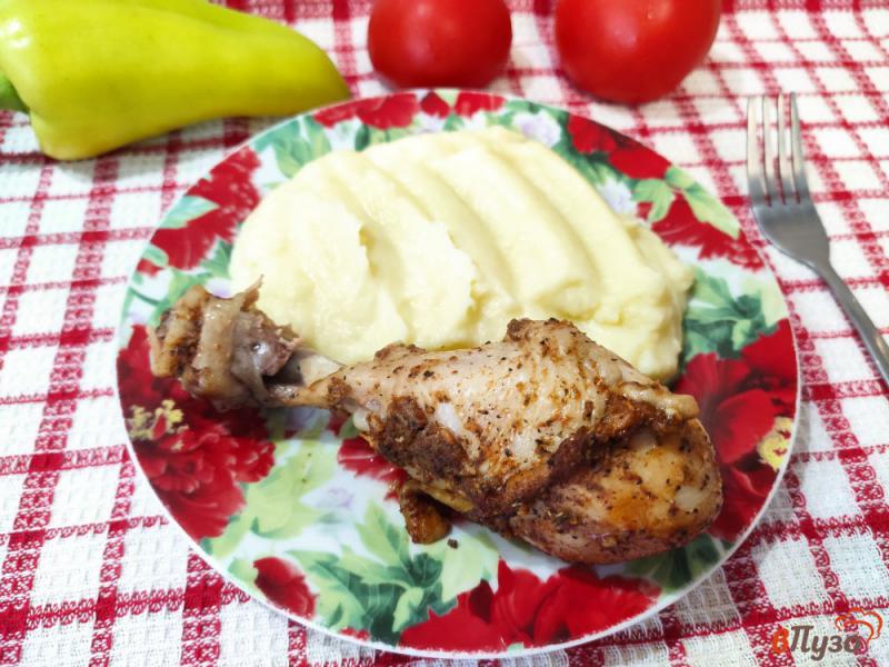 Фото приготовление рецепта: Куриные голени запечённые с кетчупом горчицей и чесноком шаг №5