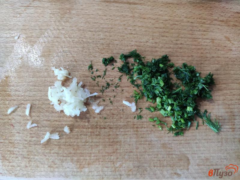 Фото приготовление рецепта: Салат из помидоров с творогом и сыром шаг №2