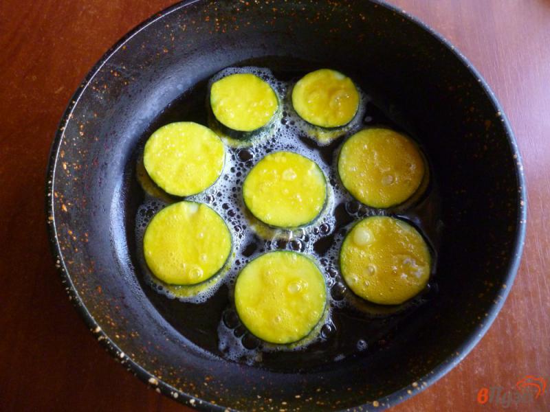 Фото приготовление рецепта: Цукини с помидорами и сыром шаг №3