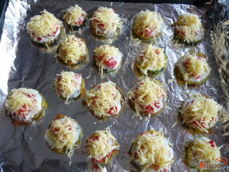 Фото приготовление рецепта: Цукини с помидорами и сыром шаг №6
