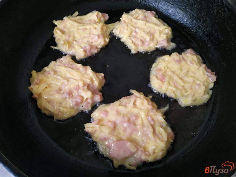 Фото приготовление рецепта: Картофельные драники с ветчиной шаг №5
