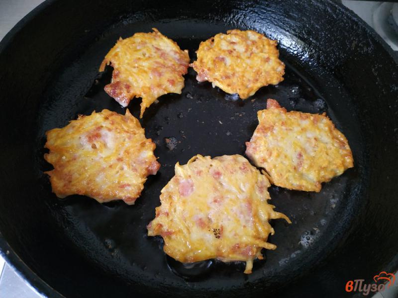 Фото приготовление рецепта: Картофельные драники с ветчиной шаг №6