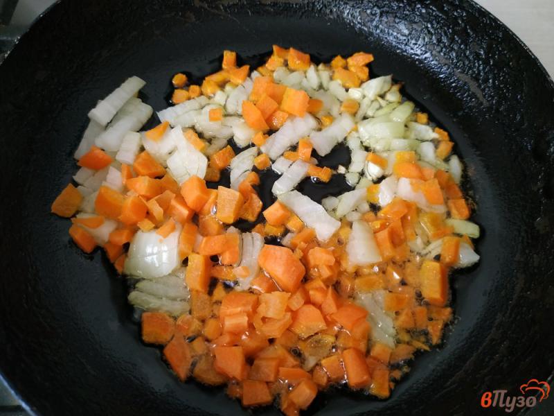 Фото приготовление рецепта: Куриный суп со спаржевой фасолью шаг №4