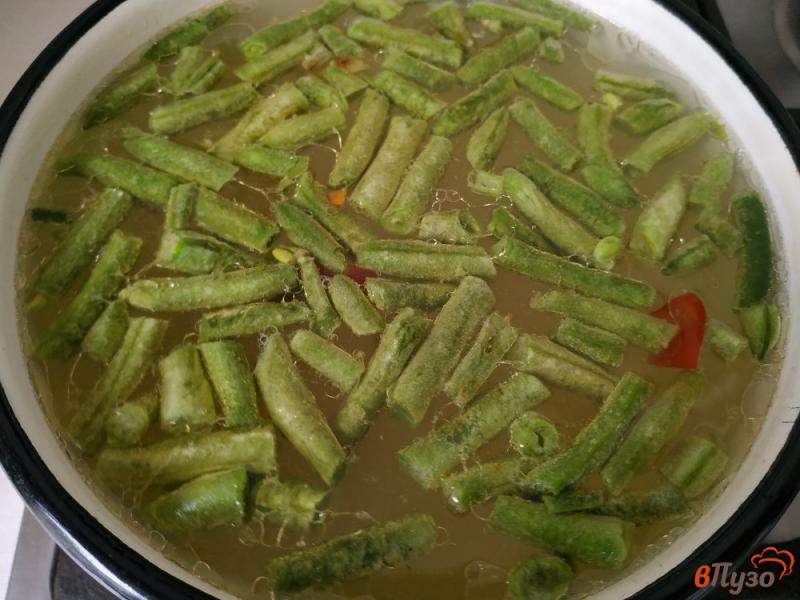 Фото приготовление рецепта: Куриный суп со спаржевой фасолью шаг №7