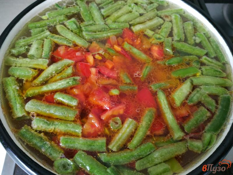 Фото приготовление рецепта: Куриный суп со спаржевой фасолью шаг №8