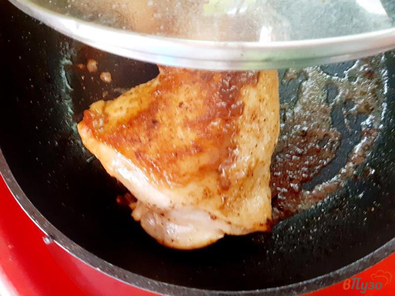 Фото приготовление рецепта: Куриный окорочок жареный шаг №3