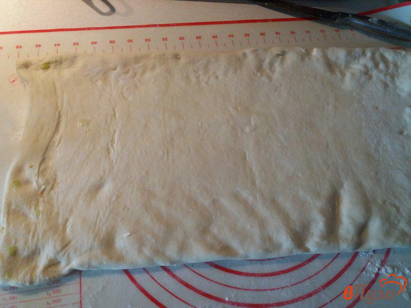 Фото приготовление рецепта: Пирог из дрожжевого слоёного теста со шпинатом и слабосоленым лососем шаг №2
