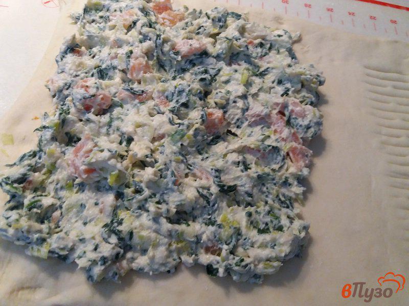 Фото приготовление рецепта: Пирог из дрожжевого слоёного теста со шпинатом и слабосоленым лососем шаг №6