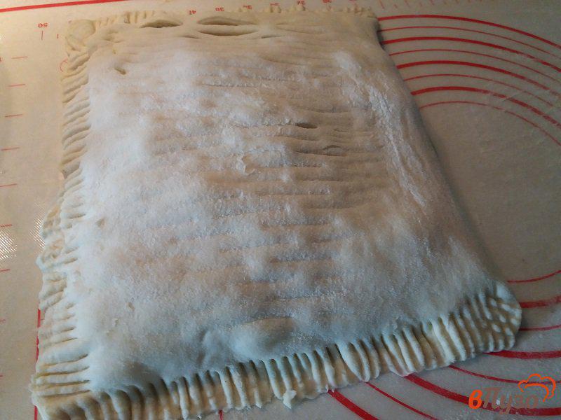 Фото приготовление рецепта: Пирог из дрожжевого слоёного теста со шпинатом и слабосоленым лососем шаг №7