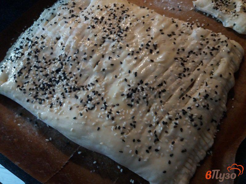 Фото приготовление рецепта: Пирог из дрожжевого слоёного теста со шпинатом и слабосоленым лососем шаг №8
