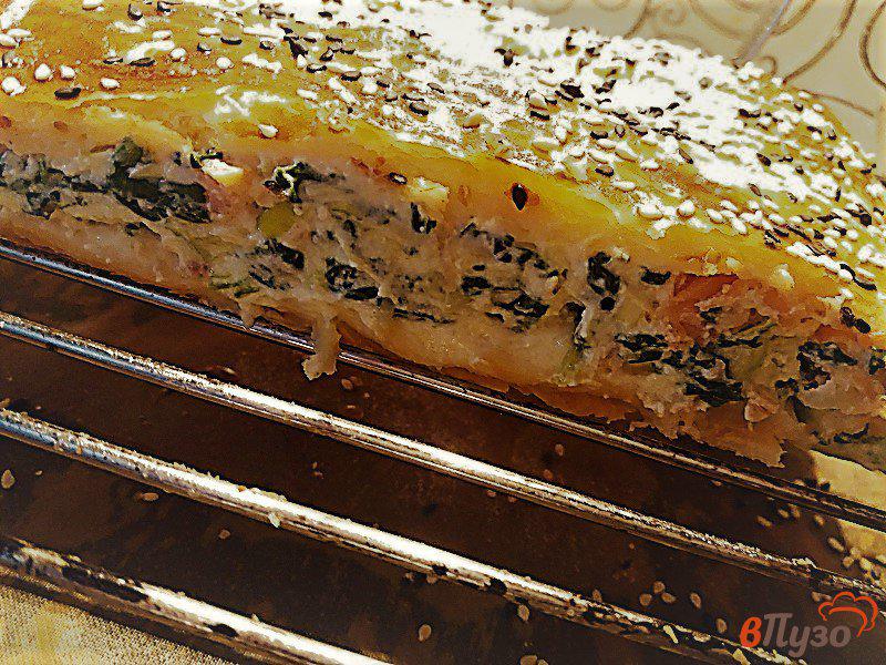 Фото приготовление рецепта: Пирог из дрожжевого слоёного теста со шпинатом и слабосоленым лососем шаг №11