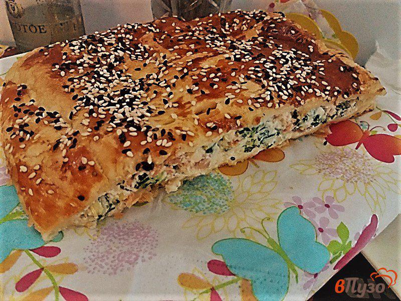 Фото приготовление рецепта: Пирог из дрожжевого слоёного теста со шпинатом и слабосоленым лососем шаг №12