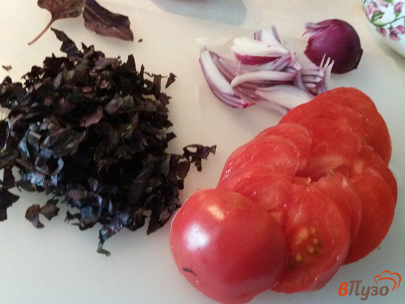 Фото приготовление рецепта: Салат из помидоров с базиликом и заправкой шаг №4