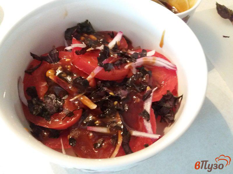 Фото приготовление рецепта: Салат из помидоров с базиликом и заправкой шаг №6