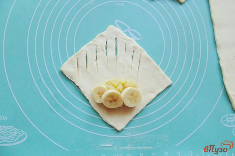 Фото приготовление рецепта: Слоеные пирожки с яблоком и бананом шаг №5