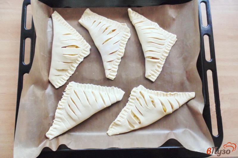 Фото приготовление рецепта: Слоеные пирожки с яблоком и бананом шаг №7