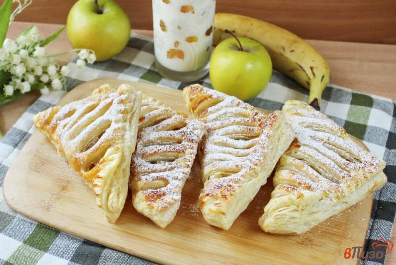 Фото приготовление рецепта: Слоеные пирожки с яблоком и бананом шаг №8