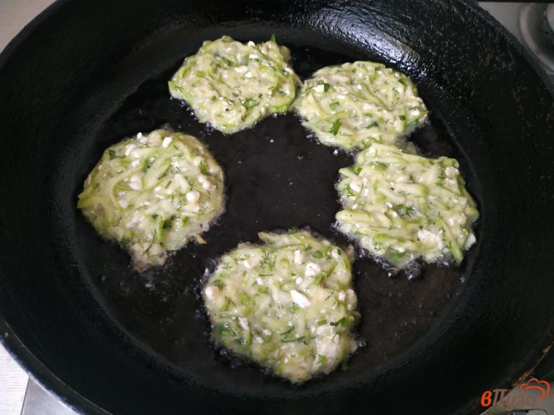 Фото приготовление рецепта: Кабачковые оладьи с плавленым сыром и зеленью шаг №6