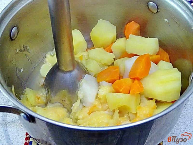 Фото приготовление рецепта: Крем суп из лосося с плавленым сыром шаг №5