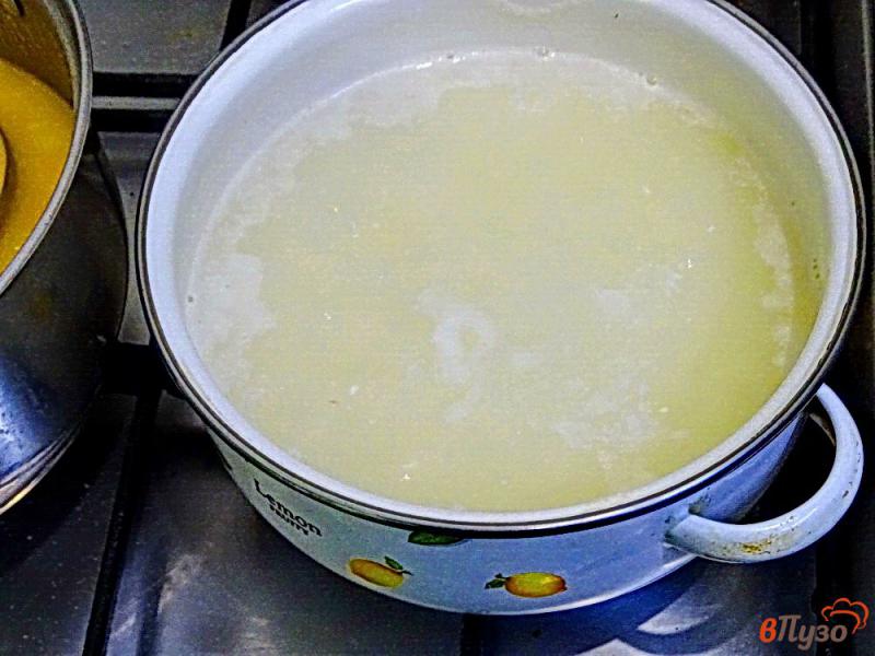 Фото приготовление рецепта: Крем суп из лосося с плавленым сыром шаг №6