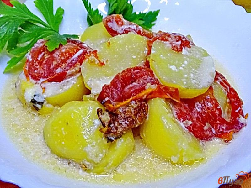 Фото приготовление рецепта: Картофель с моцареллой и базиликом в духовке шаг №5