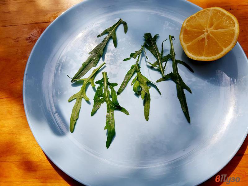Фото приготовление рецепта: Салат из рукколы с овощами и оливками шаг №1