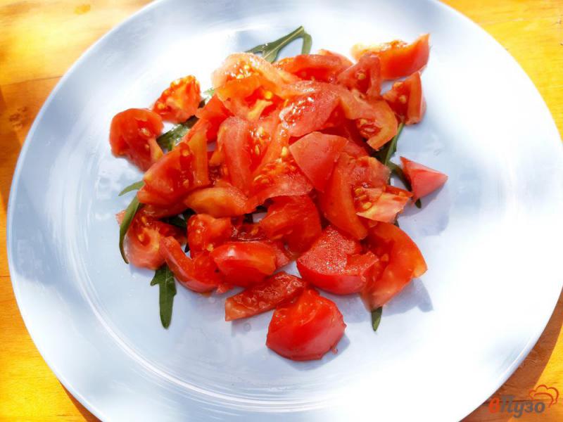 Фото приготовление рецепта: Салат из рукколы с овощами и оливками шаг №2