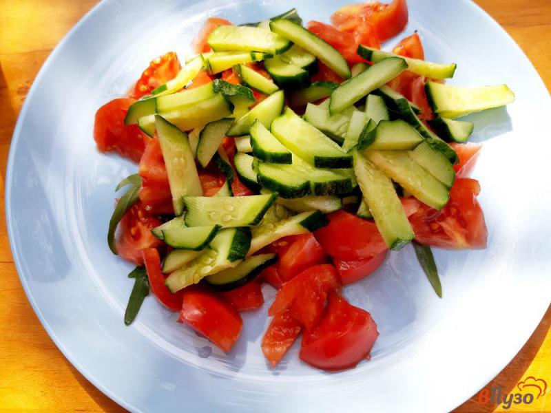 Фото приготовление рецепта: Салат из рукколы с овощами и оливками шаг №3