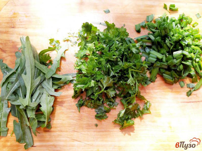 Фото приготовление рецепта: Салат из рукколы с овощами и оливками шаг №4