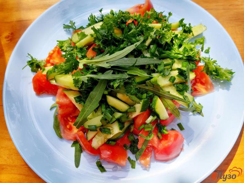 Фото приготовление рецепта: Салат из рукколы с овощами и оливками шаг №5