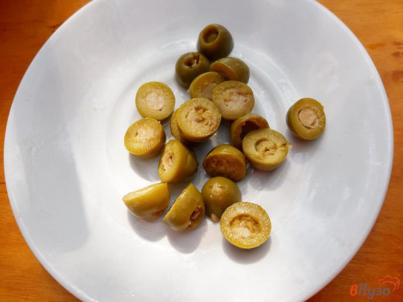 Фото приготовление рецепта: Салат из рукколы с овощами и оливками шаг №8