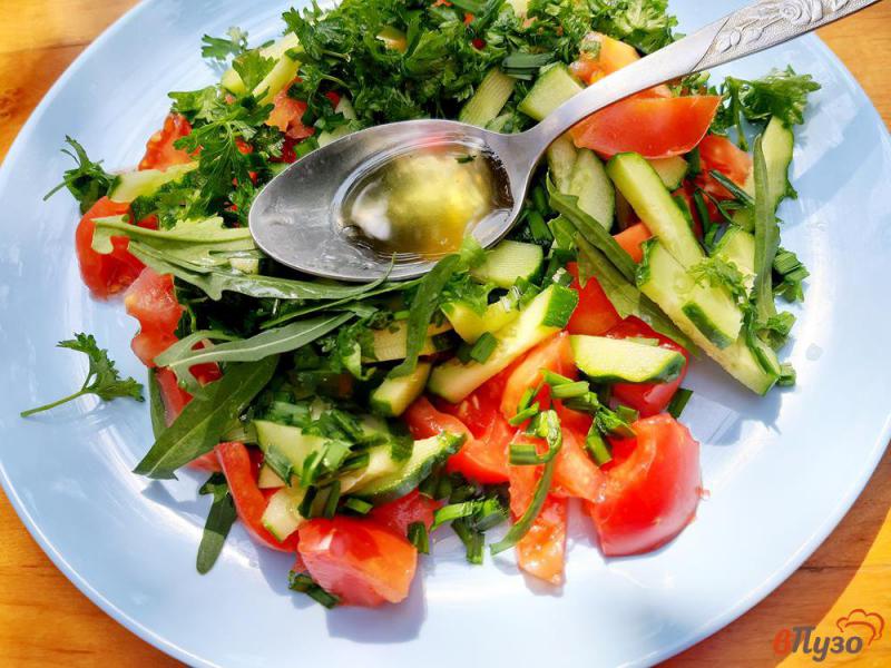 Фото приготовление рецепта: Салат из рукколы с овощами и оливками шаг №6
