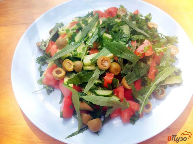 Фото приготовление рецепта: Салат из рукколы с овощами и оливками шаг №9