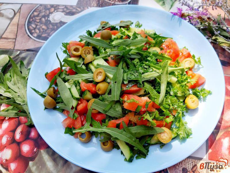 Фото приготовление рецепта: Салат из рукколы с овощами и оливками шаг №10