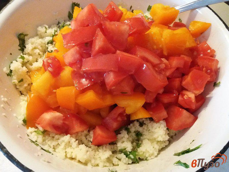 Фото приготовление рецепта: Тёплый овощной салат с креветками и кус-кусом шаг №8