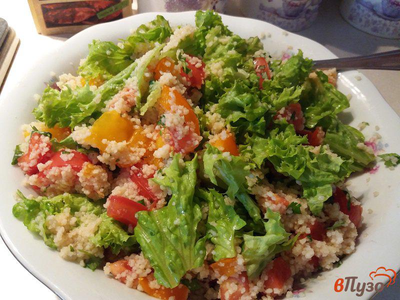 Фото приготовление рецепта: Тёплый овощной салат с креветками и кус-кусом шаг №11