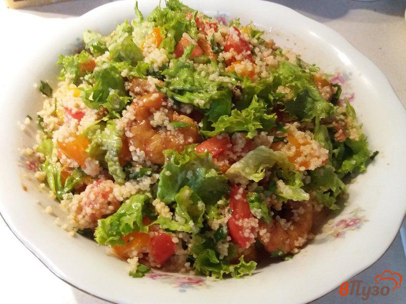 Фото приготовление рецепта: Тёплый овощной салат с креветками и кус-кусом шаг №13