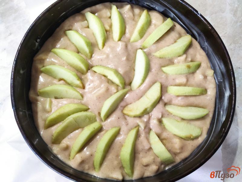 Фото приготовление рецепта: Шарлотка с яблоками и грушами шаг №9