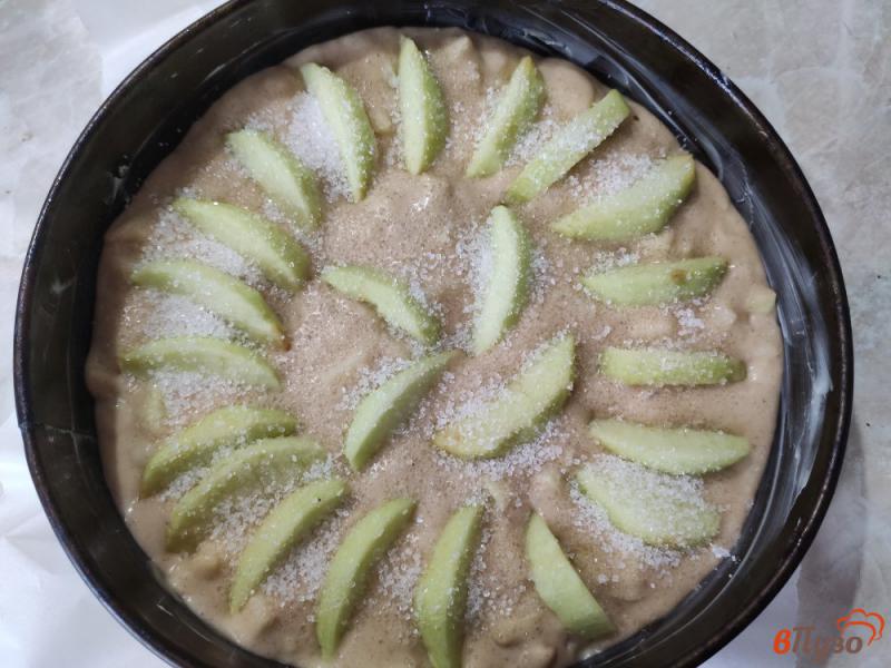 Фото приготовление рецепта: Шарлотка с яблоками и грушами шаг №10