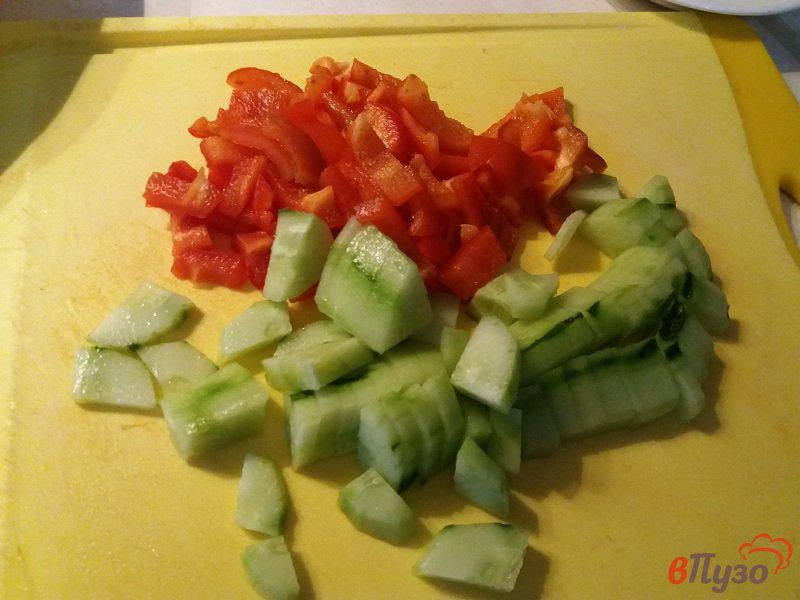 Фото приготовление рецепта: Салат овощной с творогом и базиликом шаг №2