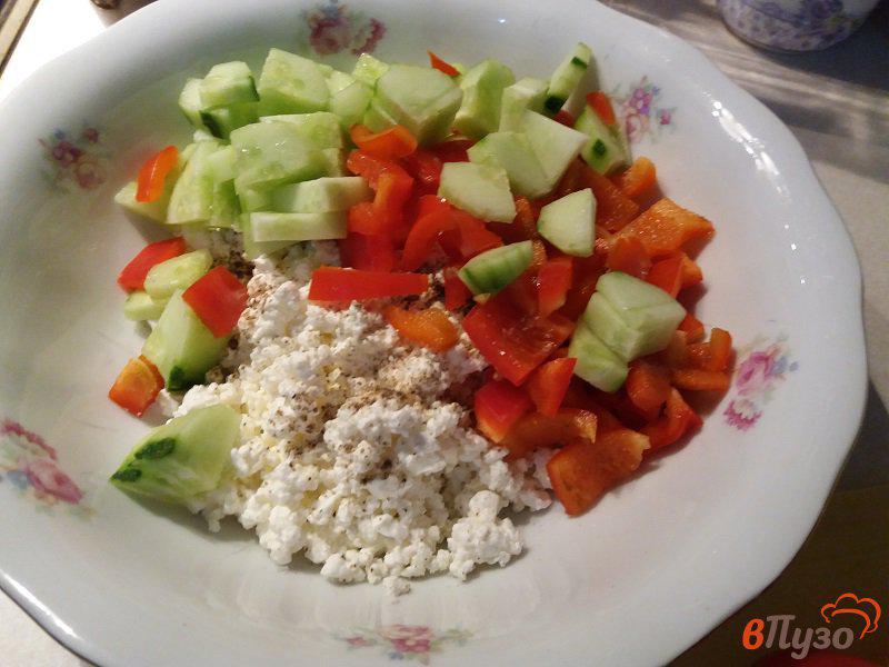 Фото приготовление рецепта: Салат овощной с творогом и базиликом шаг №3
