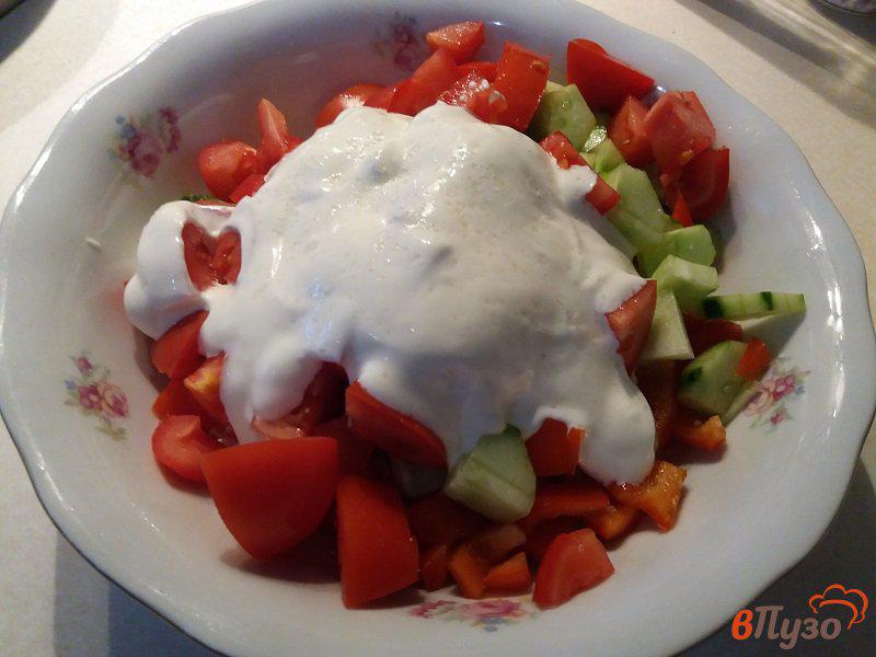 Фото приготовление рецепта: Салат овощной с творогом и базиликом шаг №5