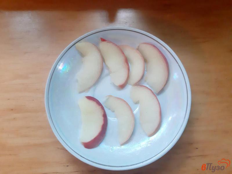 Фото приготовление рецепта: Яблоки с маком в слоеном тесте шаг №3